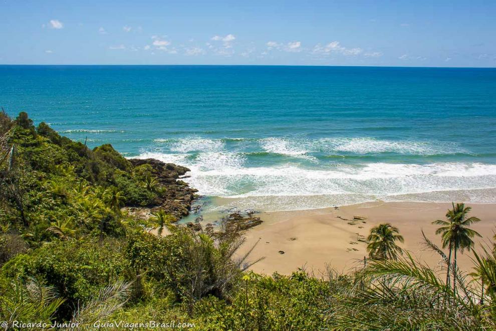 Imagem do alto do canto da Praia de Itacarezinho.